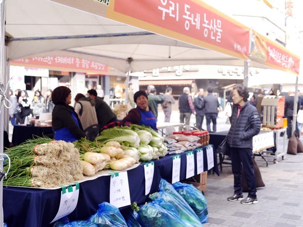   농부들이 직접 재배한 작물로 장터가 열렸다.