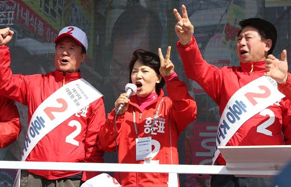 자유한국당 홍준표 대선 후보 부인 이순삼씨가 지난 2017년 4월 27일 오후 제주시 민속오일시장 앞 유세차량에 올라 지지를 호소하고 있다.