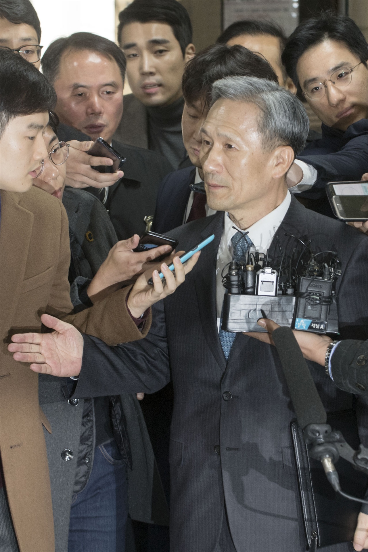  군(軍) 사이버사령부 댓글 공작을 주도한 의혹을 받고 있는 김관진 전 국방부 장관이 구속영장실질심사를 받기위해 10일 오전 서울 서초동 서울중앙지방법원에 출석하고 있다. 2017.11.10