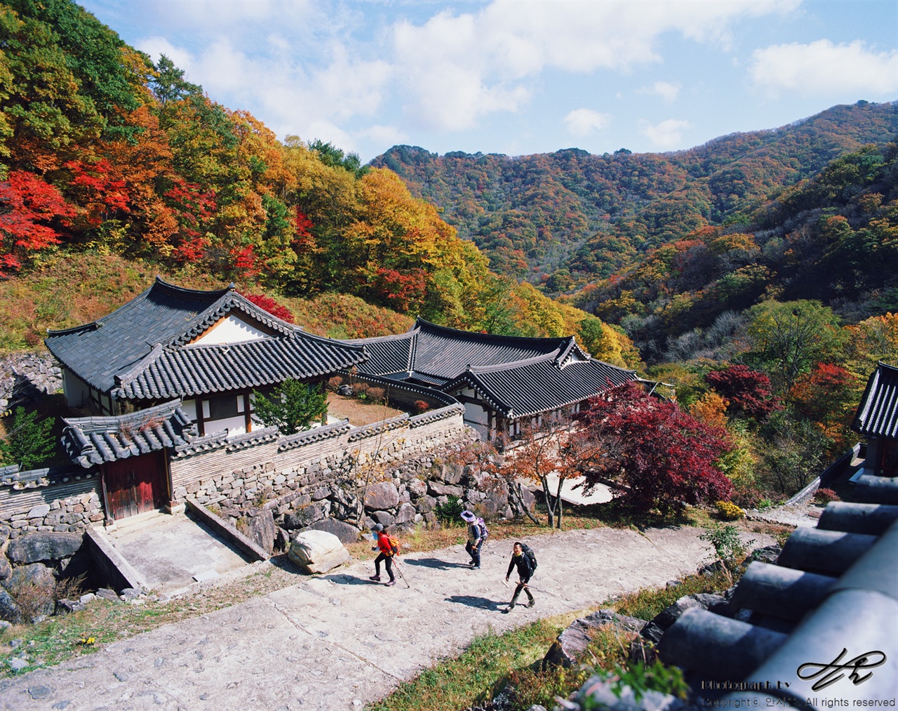 가을 백련사(2) (Ektar100)등산객들이 힘차게 올라오는 모습