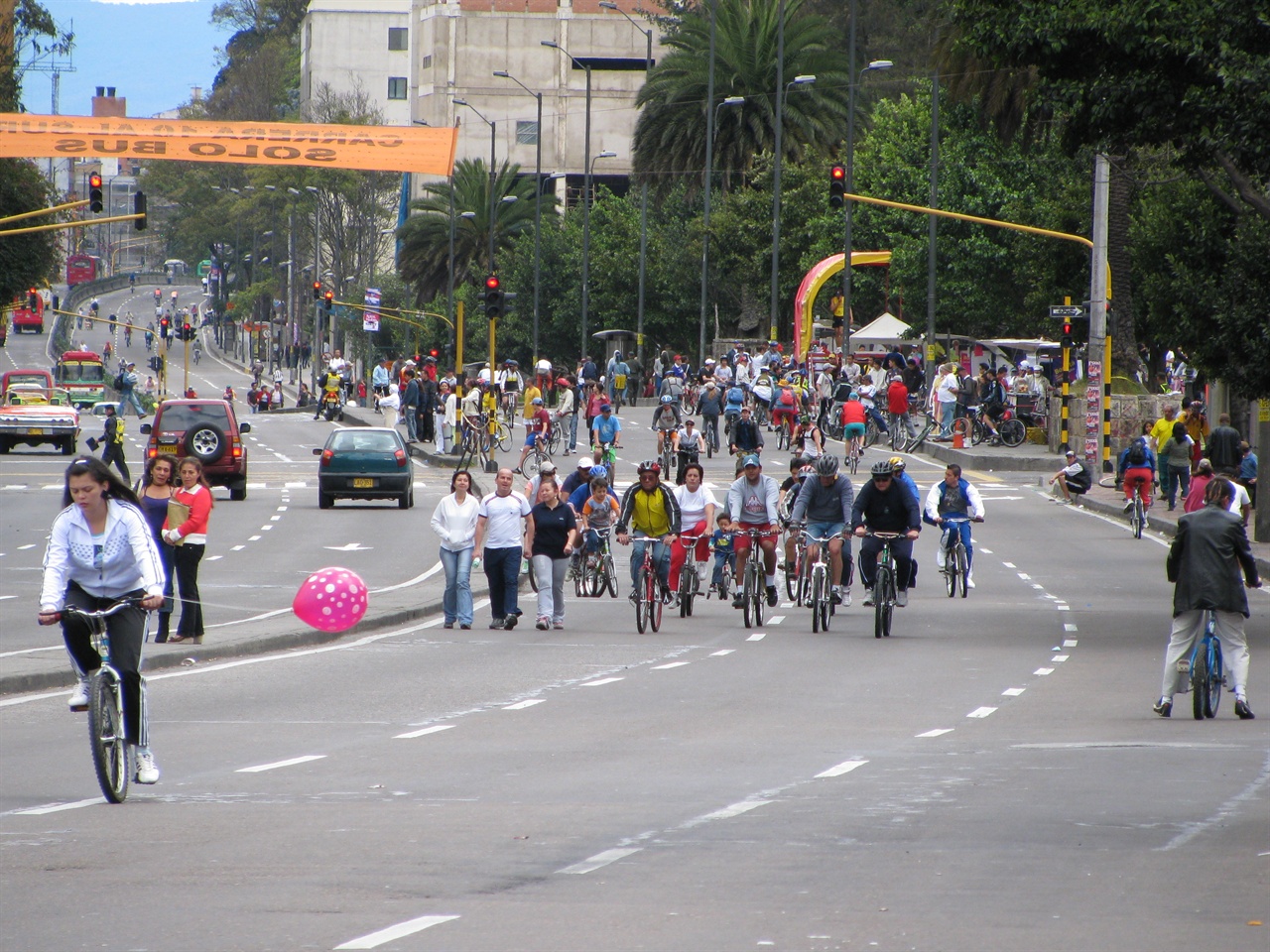 Ciclovia de domingo 일요일마다 보고타의 일부 도로는 자전거 도로가 된다.