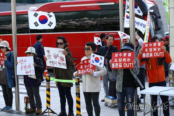  홍준표 자유한국당 대표가 10일 오후 대구 엑스코에서 열리는 ‘박정희 대통령 탄생 100돌 기념 토크콘서트’에 참석할 예정인 가운데, 박근혜 전 대통령 출당 및 김무성 등 바른정당 의원들 재입당에 항의하는 박근혜 지지자들이 홍 대표 규탄 시위를 벌이고 있다.