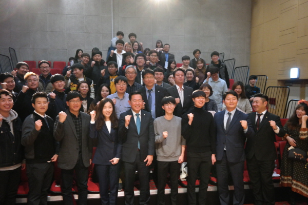 더불어민주당 인천시당이 주최한 ‘청년정책 토크콘서트-청년이 말하고 정치인인 답한다’ 후 패널과 관객들이 다함께 기념촬영을 하고 있다.