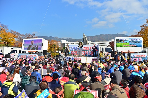 ‘제2남해대교 명칭 관철 남해군민 대책위원회'는 10일 오전 경남도청 정문 앞에서 집회를 열었다.
