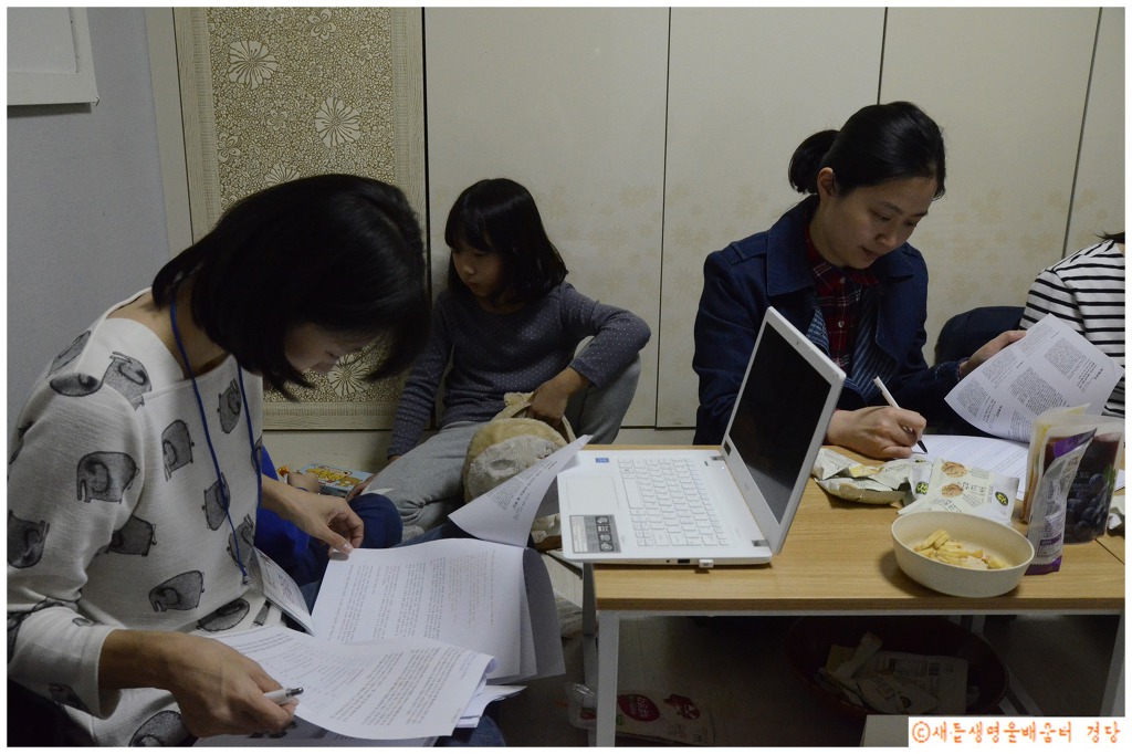   언론출판팀 모임에서 기사 작성에 집중하고 있는 모습. 사진 왼쪽이 김일경 시민기자. 