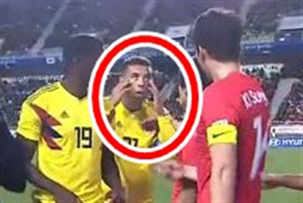  콜롬비아 축구대표팀의 에드윈 카르도나(보카 주니어스)가 10일 수원월드컵경기장에서 열린 한국과 평가전 도중 몸싸움 과정에서 기성용(스완지시티)에게 인종차별을 상징하는 '눈 찢기 동작'을 하고 있다.