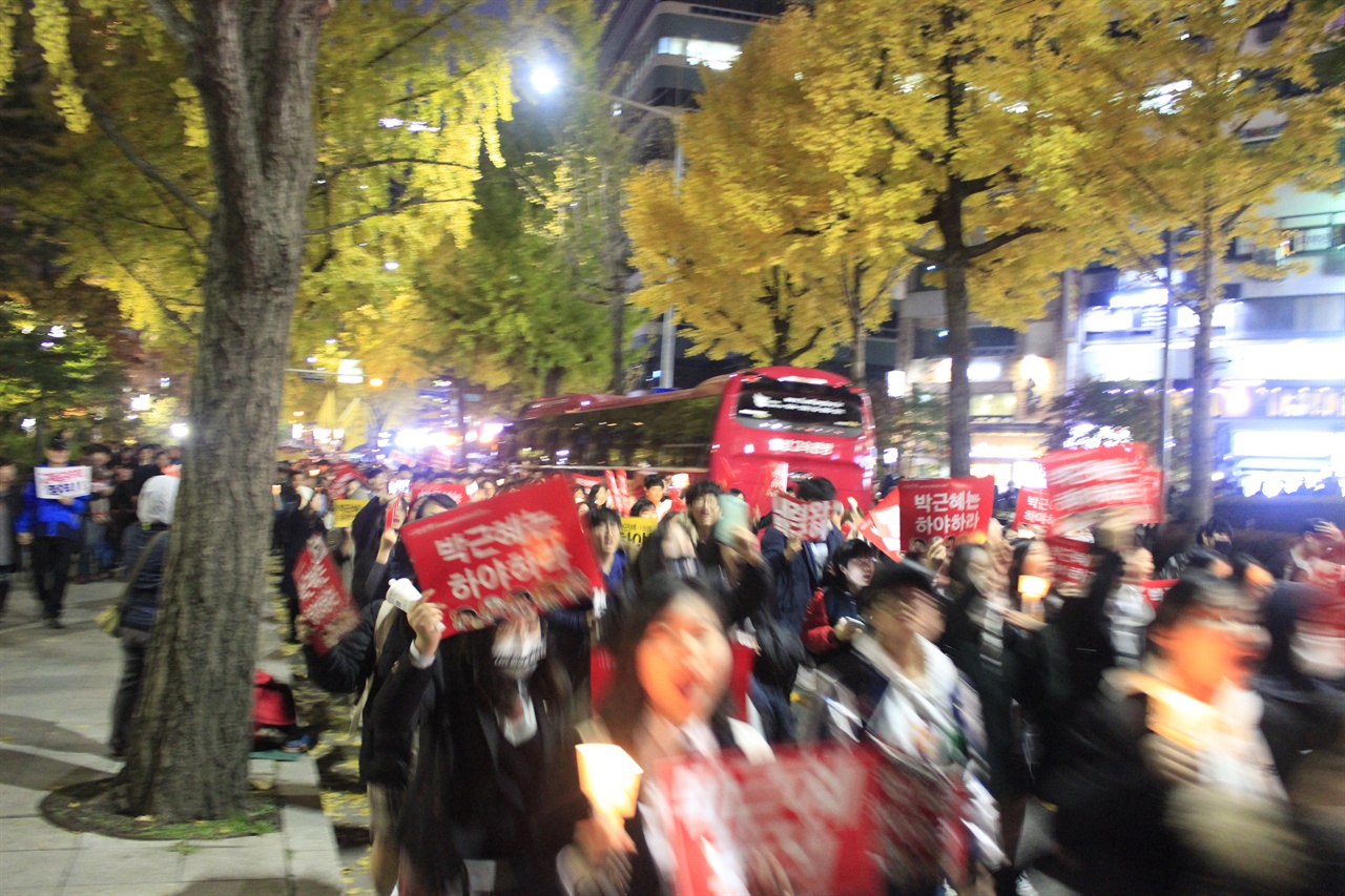 지난 2016년 11월 12일 중고생혁명이 청소년 약 2000명(주최 추산)과 함께 광화문 일대를 행진하고 있다.