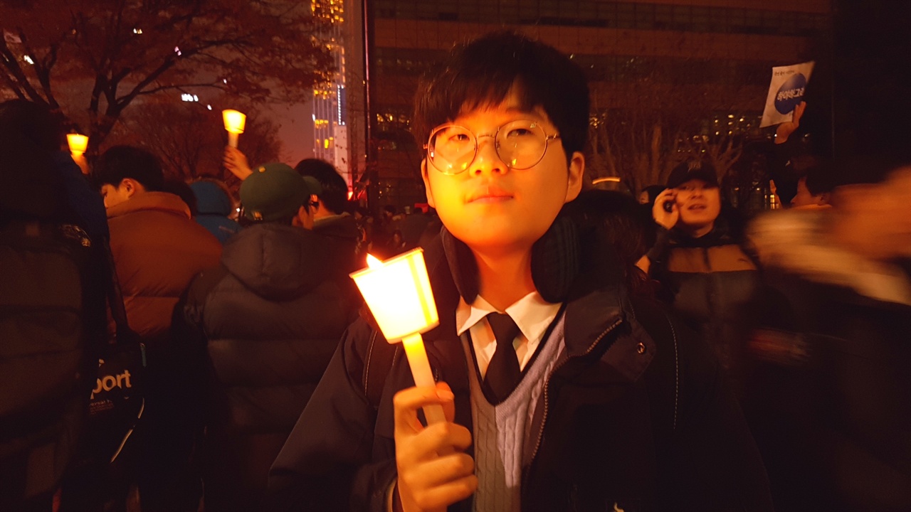 박한진 씨가 지난 2016년 박근혜 대통령 퇴진 촛불을 들었던 사진.