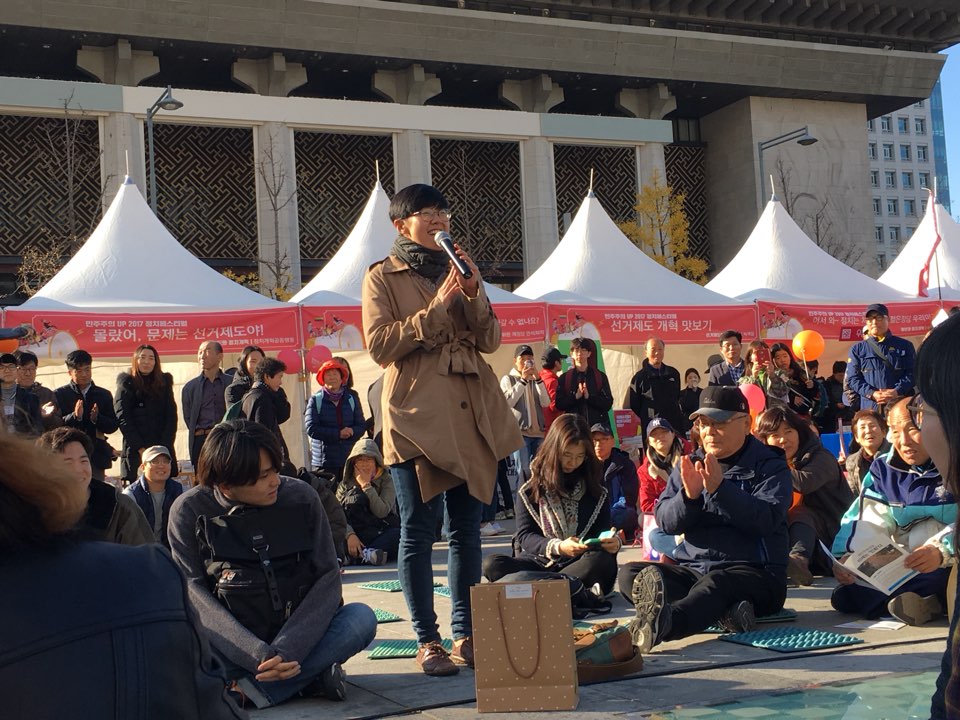 11일 오후 광화문 광장에서 열린 국민주권 만민공동회에서 한 여성이 발언하는 모습.