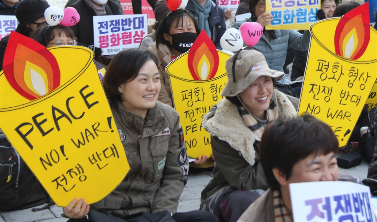 11일 오후 4시, 대전 둔산동 타임월드 네거리 부근 교보문고 앞에서 열린 '전쟁반대 평화협상 촉구 전국 동시다발 시민대회'에서 참석자들이 '전쟁반대' '평화협상'을 외치고 있다.