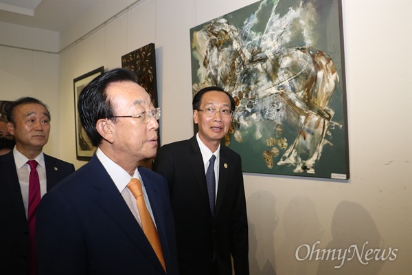  김관용 경상북도지시가 11일 오전 베트남 호찌민시 시립미술관에서 열린 한베미술교류전에 참석해 양국 에술인들을 격려했다.