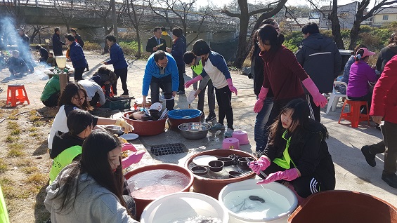  홍동중학교 학생들도 설거지특공대로 활약했다. 