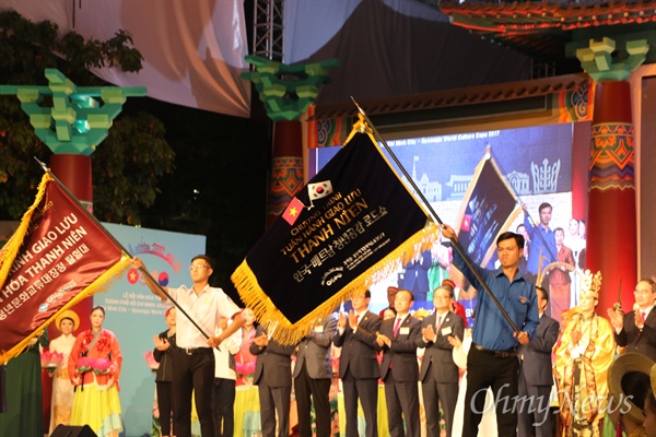 11일 오후 베트남 호찌민시 응우엔후에 특설무대에서 열린 개막공연.