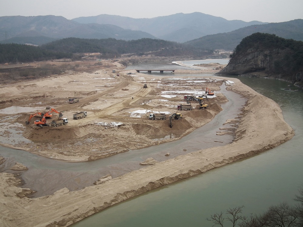 파괴되는 낙동강 제1경 경천대 이명박 정부의 4대강사업은 낙동강 제1경 경천대에서도 삽질을 강행했다. 