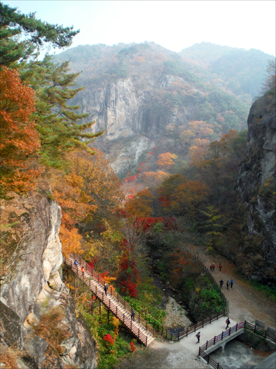    순창 강천제2호수 다리에서 바라다본 강천산군립공원 풍경. 