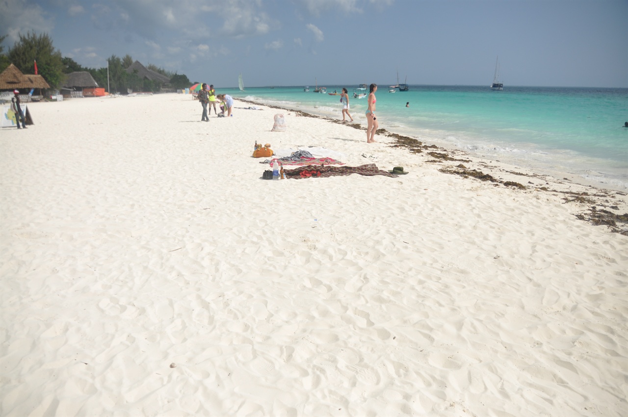 하얀 모래사장이 펼쳐진 해변
