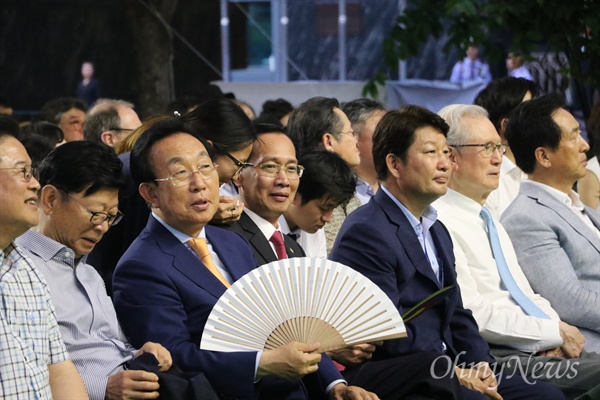 12일 오후 베트남 호찌민시 응우엔후에 거리 메인무대에서 열린 '대구의날'행사에 참석한 김관용 경상북도지사가 호찌민시 부시장에게 부채질을 해주고 있다.