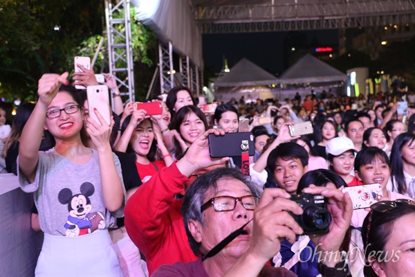 12일 오후 베트남 호찌민시 응우엔후에 거리 메인무대에서 열린 대구의날 기념식 공연에 호찌민 청년들이 열광하고 있다.