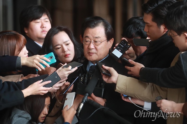 2017년 11월 13일 박근혜 정부 당시 국가정보원의 특수활동비를 청와대에 상납한 혐의를 받는 이병기 전 국정원장이 서울지방검찰청에 출석하고 있다.