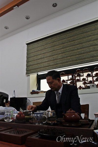 여운환 아름다운컨벤션 대표가 지난 10월 25일 자신의 사무실에서 <오마이뉴스>를 만나 인터뷰를 하기에 앞서 차를 내리고 있다.