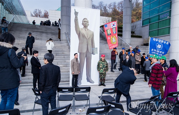 13일 오전 서울 마포구 박정희대통령기념도서관 앞에서 박정희 전 대통령 동상 기증식이 열리고 있다. 