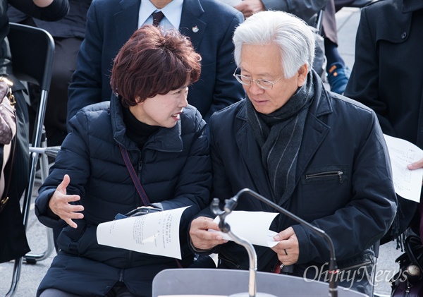 고영주 전 방문진 이사장과 자유한국당 디지털정당위원회 부위원장 주옥순 엄마부대 대표가 지난 13일 오전 서울 마포구 박정희대통령기념도서관에서 열린 박정희 전 대통령 동상 기증식에 참석해 대화를 하고 있다. 