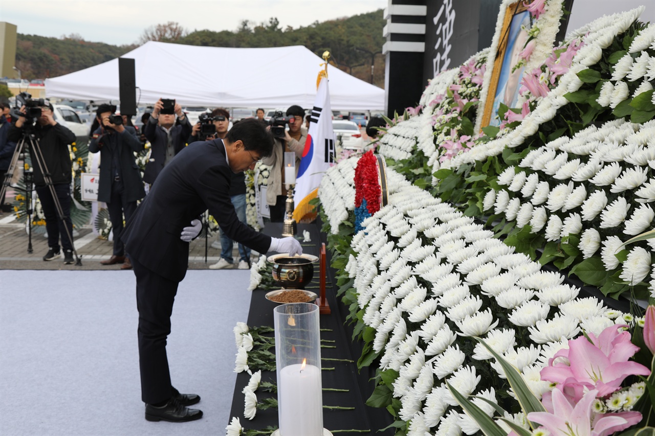 충남에 남은 마지막 일본군 위안부 피해자였던 이기정 할머니의 영결식이 지난 13일 당진시민장으로 치러졌다. 안희정 충남도지사가 분향하고 있다.