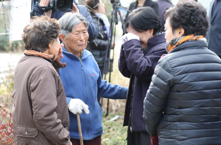 슬퍼하는 송산면 오도리 주민들