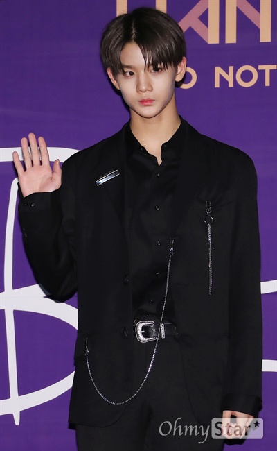 '워너원' 배진영, 여심 흔드는 카리스마 워너원의 배진영이 13일 오후 서울 한강로 용산CGV에서 열린 리패키지 앨범 < 1-1=0 (Nothing Without You) > 발매 기자간담회에서 포토타임을 갖고 있다. '1-1=0 (Nothing Without You)'은 워너원으로 하나가 된 모습을 담은 데뷔앨범 'To Be One'에 이은 연산 시리즈인 프리퀄 리패키지 앨범으로 "하나가 되기 전, 불완전했던 우리가, 서로로 인해 더욱 아름다워질 수 있었다"는 스토리를 담고 있다.