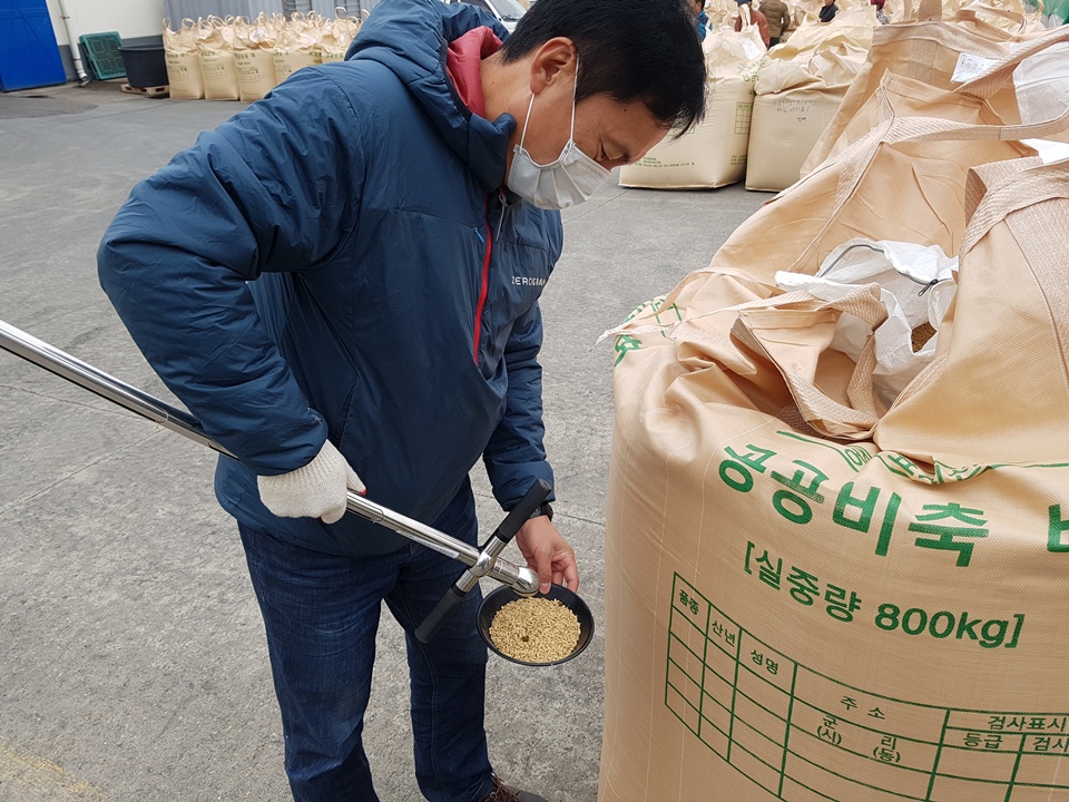  국립농산물품질관리원 홍성.청양사무소 직원이 벼 등급을 판정을 위해 검사를 진행하고 있다. 수분율(%) 13.0~15.0,제현율 82.0%이상돼야 특등으로 판정받을 수 있다.