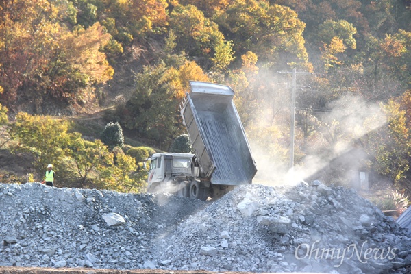 경남 밀양시 단장면 무릉리에 있는 '울산-함양 고속도로 단장터널' 공사 현장으로, 채석한 돌을 처리하는 과정에서 심한 먼지가 발생하고 있다.