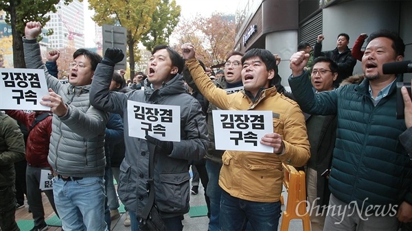 MBC 조합원 “우리가 이겼다" 전국언론노동조합 MBC 본부 조합원들이 13일 오후 서울 영등포구 여의도 방송문화진흥회(MBC 대주주) 이사회가 열린 율촌빌딩 앞에서 김장겸 MBC 사장의 해임안 가결 소식이 전해지자 "우리가 이겼다"를 외치고 있다.