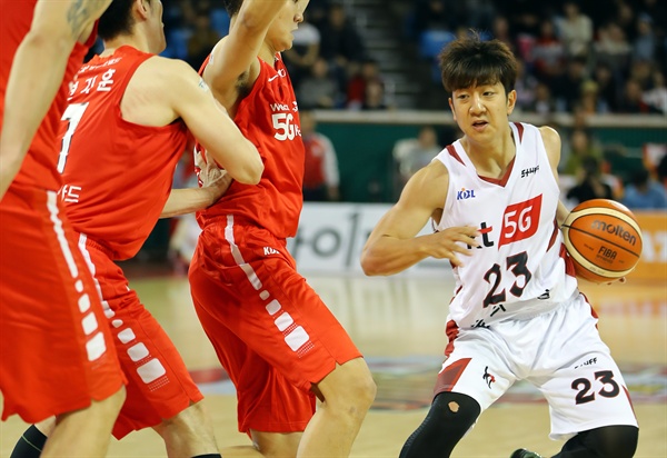  지난 7일 오후 서울 잠실체육관에서 열린 2017-2018 KBL 프로농구 KT 소닉붐과 SK 나이츠의 경기 4쿼터 kt 허훈이 드리블하고 있다. 