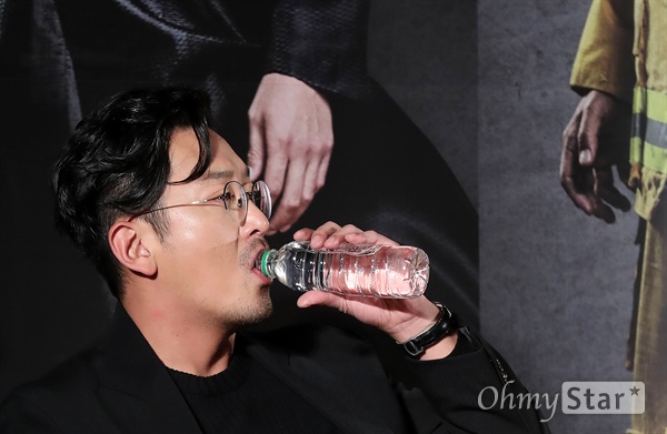 하정우, 남자 중에 남자 배우 하정우가 14일 오전 서울 롯데시네마건대입구에서 열린 영화 <신과 함께 : 죄와벌> 제작보고회에서 물을 마시고 있다.