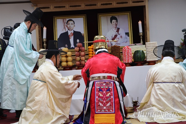  14일 오전 남유진 구미시장이 박정희 전 대통령 생가 추모관에서 태어난 지 100주년을 기념하는 숭모제례를 올리고 있다.