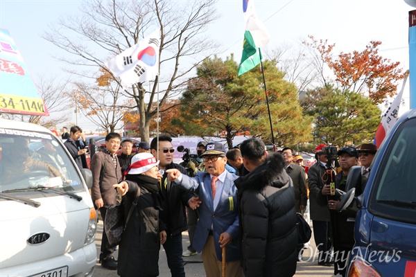 구미지역 시민단체들이 기자회견을 갖고 박정희 유물 전시관 건립 중단을 요구하자 태극기행동본부 등 보수단체들은 이들을 향해 삿대질을 하거나 욕설을 내뱉는 등 방해했다.