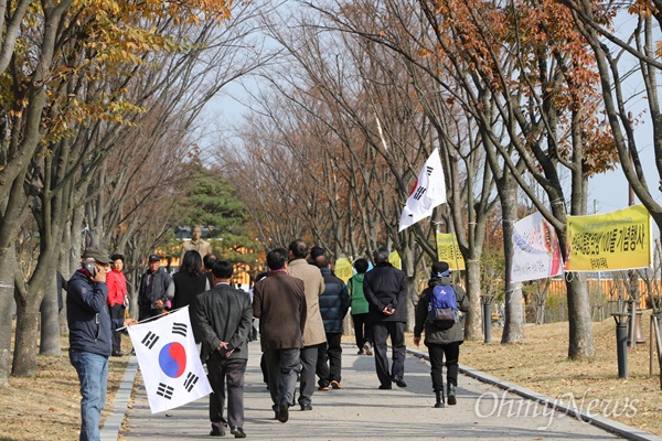  박정희 전 대통령 100주년에 참석한 참가자들이 박 전 대통령 동상을 보기 위해 걸어가고 있다.