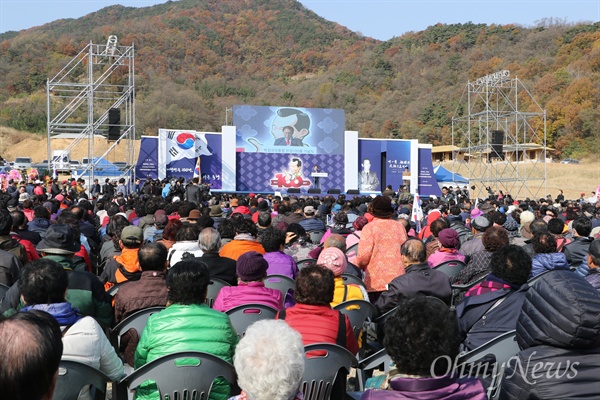  박정희 전 대통령 이 태어난 지 100주년을 기념하는 기념식이 경북 구미시 상모동 박 전 대통령 생가 옆 공원에서 1200여 명의 참석자들이 참가한 가운데 14일 오전 열렸다/ 