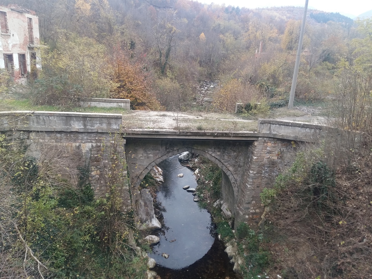 마리자 강 상류 계곡의 오래된 다리