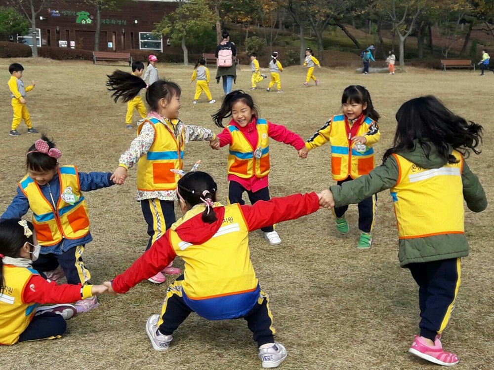  아산지역 한 유치원 원아들이  잔디밭에서 들놀이를 하고 있다. 