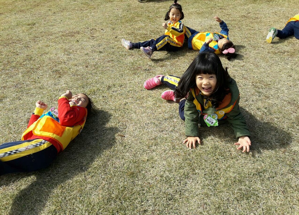 아산지역 한 유치원 원아들이 잔디밭에서 자유롭게 놀이를 즐기고 있다.