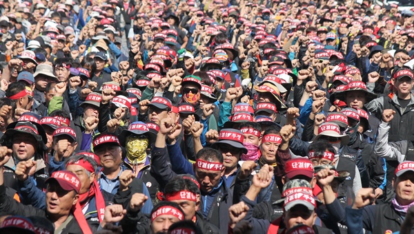 민주노총 공공운수노동조합 화물연대본부 부산지부는 2016년 10월 10일 감만부두 앞에서 집회를 벌였다.