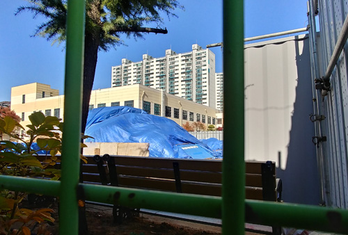 터파기 공사 중 불법 건축폐기물이 다량 발견돼 중단된 인천 계양구의 한 중학교 다목적강당 건립공사 현장. 접근을 제한하기 위해 덮개와 가림막을 설치했다.