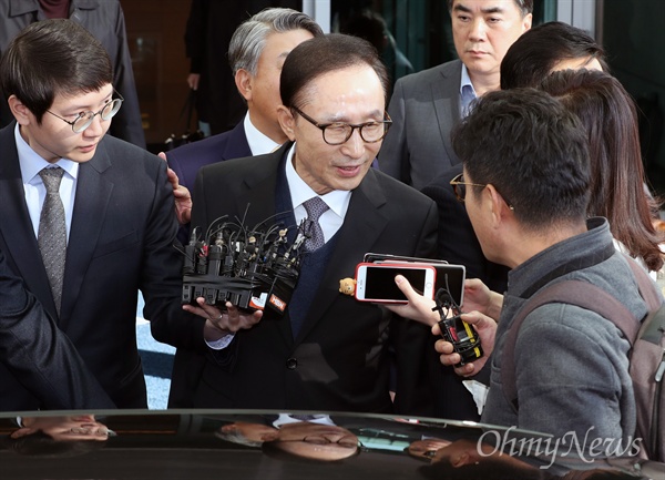 오마이뉴스 김병기 기자(오른쪽)가 지난 11월 15일 오전 인천공항을 통해 귀국한 이명박 전 대통령에게 "4대강 사업, 사과하실 의향이 있으신가요?"라고 질문하고 있다.