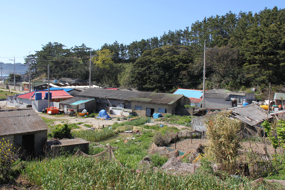 대흑산도 포경근거지 즉 일제 강점기 일본의 포경회사 흑산도 사업장이 있던 자리. 전남 신안군 흑산면 예리 1길 일대다.