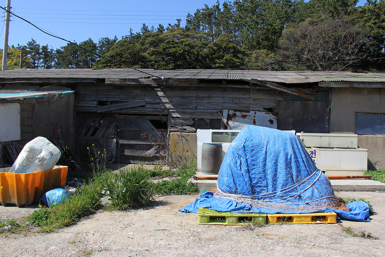 고래를 삶던 대형 가마솥 두 개가 보존돼 있는 것으로 추정되는 목조 건물.