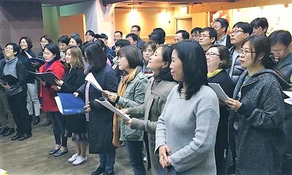 19일 콘서트를 앞두고 연습에 열중하고 있는 서울대 메아리 동문들