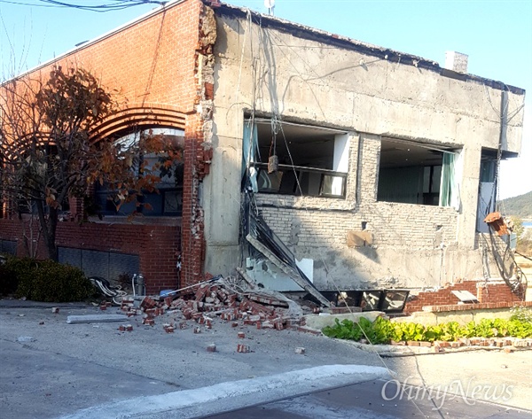 15일 발생한 지진으로 경북 포항시 흥해 지역에 있는 건물의 외벽 벽돌이 떨어졌다.