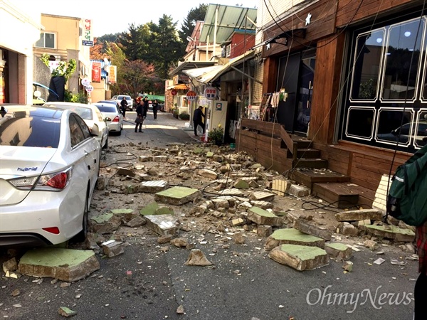 15일 발생한 포항 지진으로 건물의 일부가 파손되어 벽돌이 떨어졌다.
