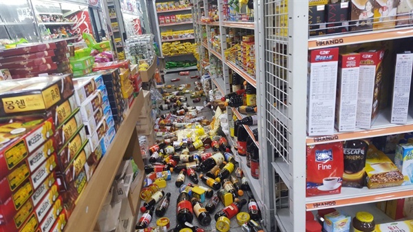 지진이 일어난 뒤 포항의 한 슈퍼마켓 상황. 물건들이 나뒹굴고 있다.